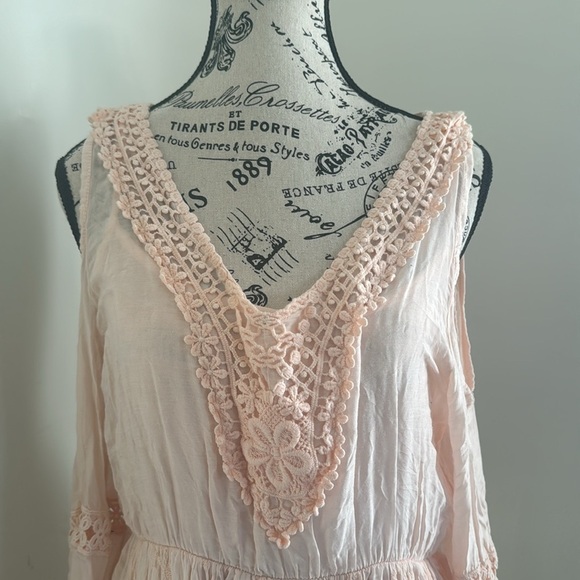 Mini dress with long loose sleeves and lace up on the skirt soft pink size S - Picture 2 of 9
